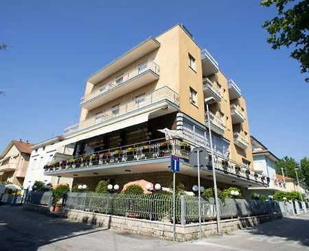 Hotel Luca Ріміні Екстер'єр фото