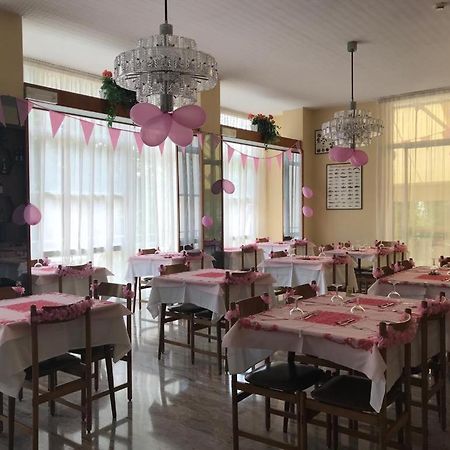 Hotel Luca Ріміні Екстер'єр фото
