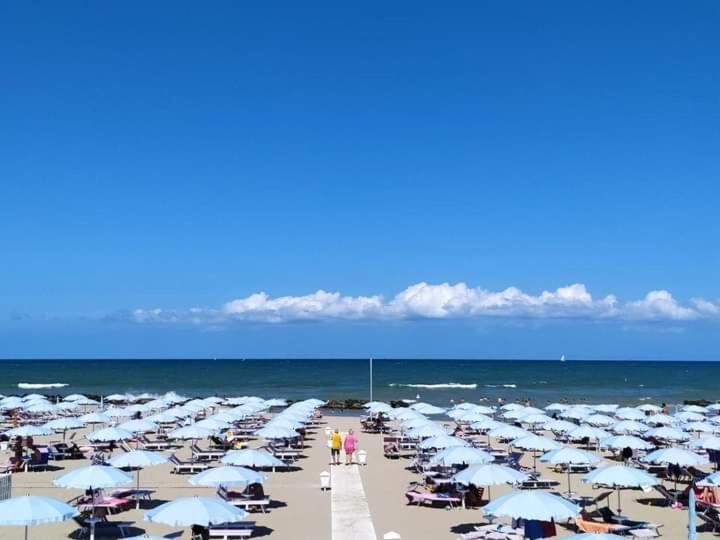 Hotel Luca Ріміні Екстер'єр фото