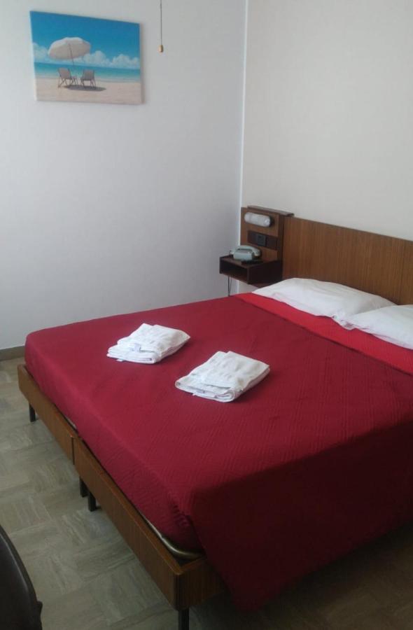 Hotel Luca Ріміні Екстер'єр фото