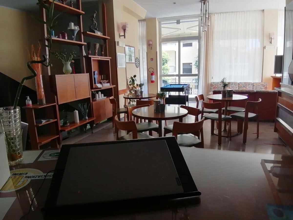 Hotel Luca Ріміні Екстер'єр фото