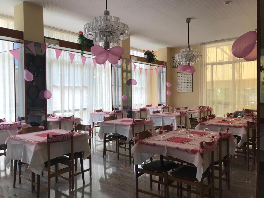 Hotel Luca Ріміні Екстер'єр фото