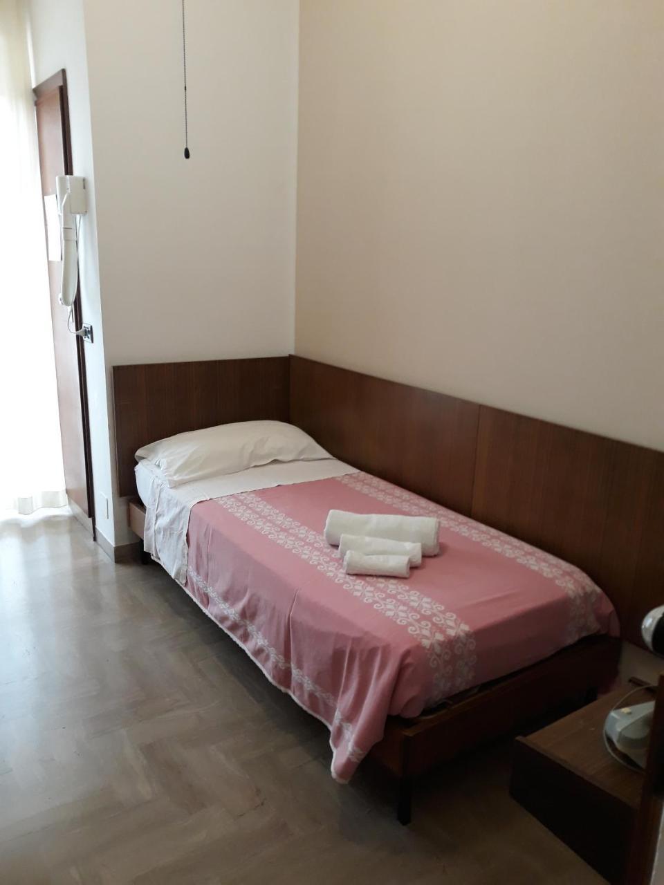 Hotel Luca Ріміні Екстер'єр фото