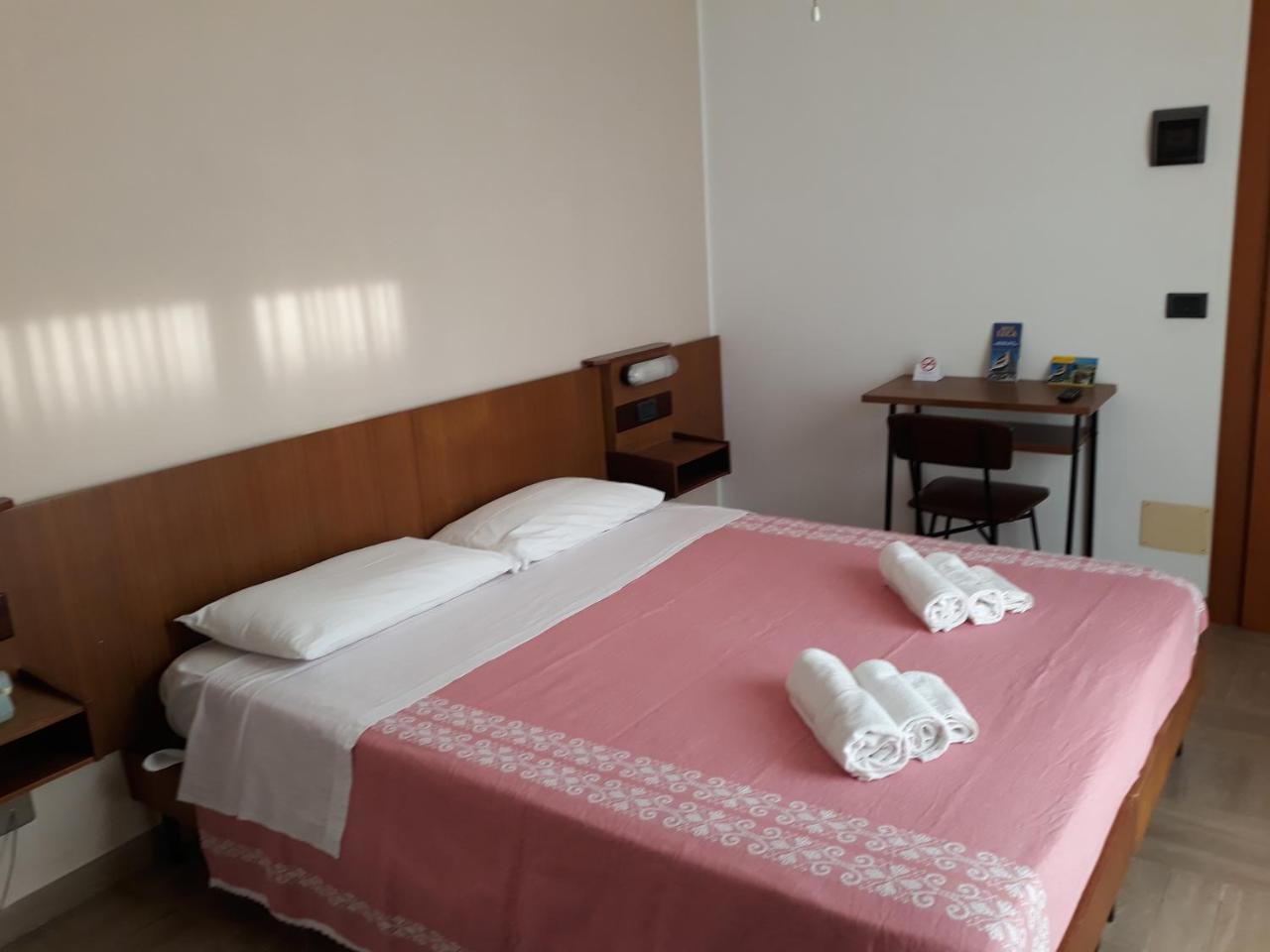 Hotel Luca Ріміні Екстер'єр фото